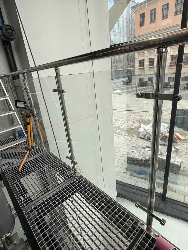 Ограждение из нержавейки и стекла