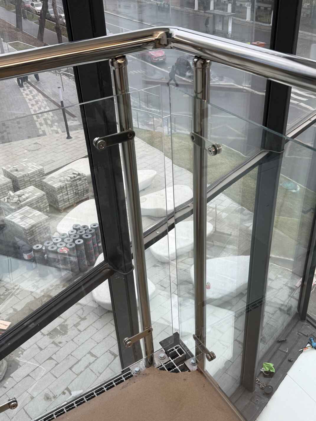 Ограждения лестницы из нержавейки и калёного стекла