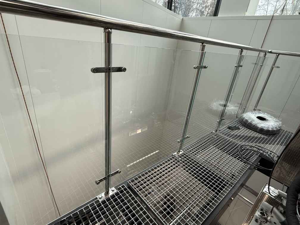 Ограждение из нержавейки и калёного стекла