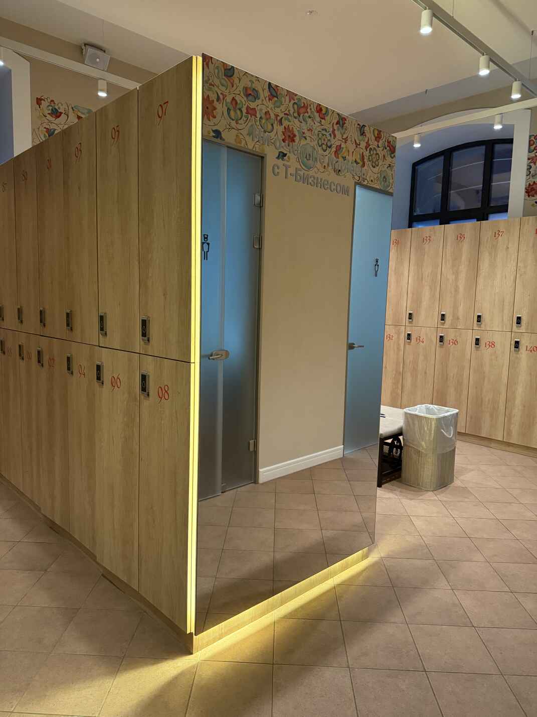 Маятниковые  стеклянные двери в бане