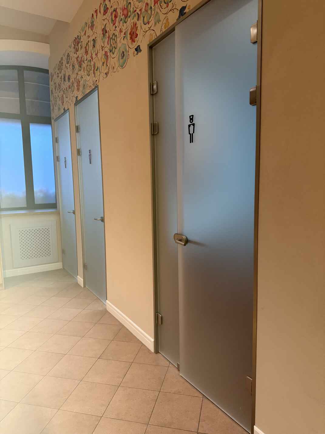 Маятниковые  стеклянные двери