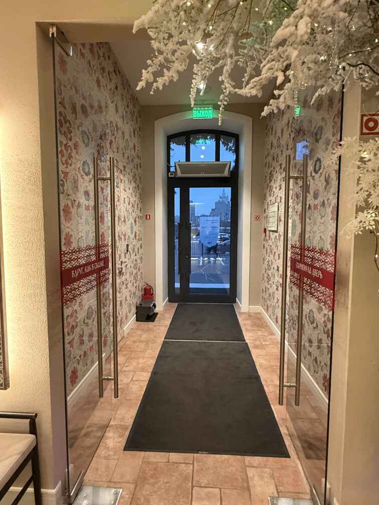 Распашные двери в банном комплексе "Огниво"