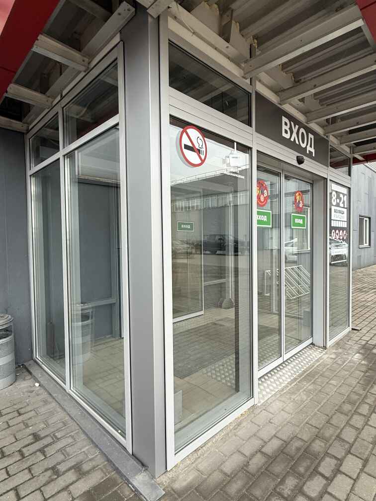 Входная группа с автоматическими стеклянными дверями