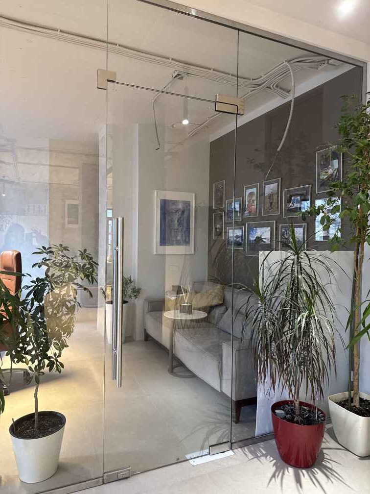 Бескаркасные перегородки и маятниковые двери