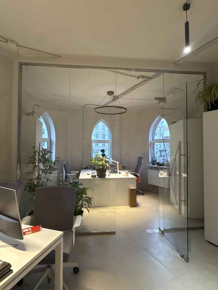 Бескаркасные перегородки и двери