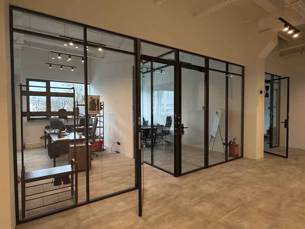 Каркасные стеклянные перегородки и двери