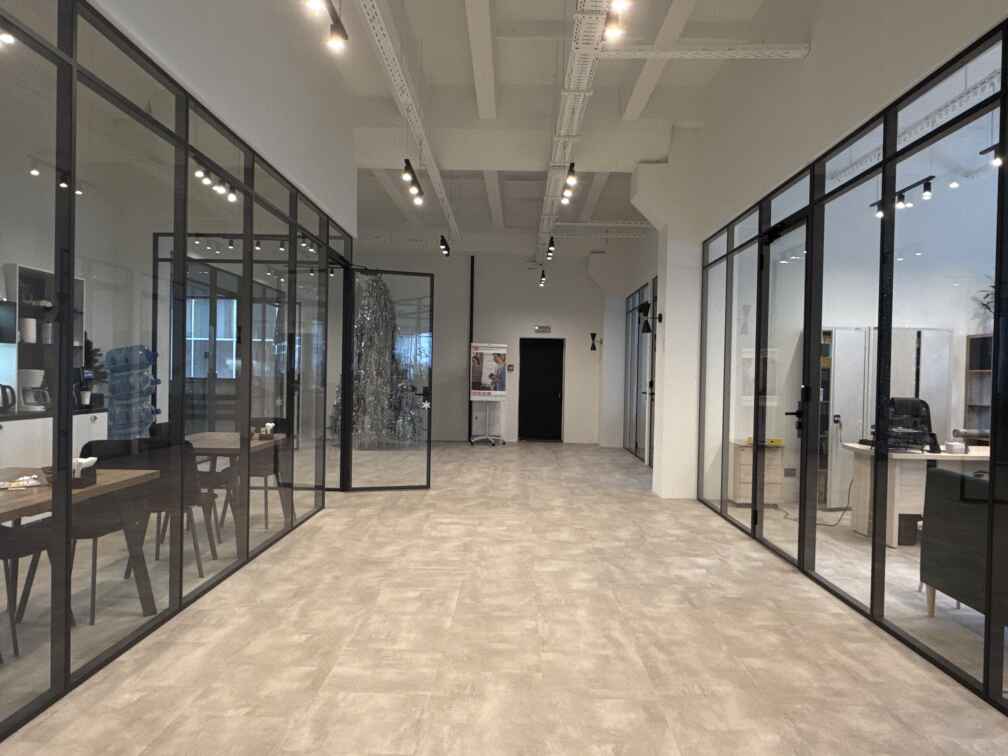 Каркасные стеклянные перегородки