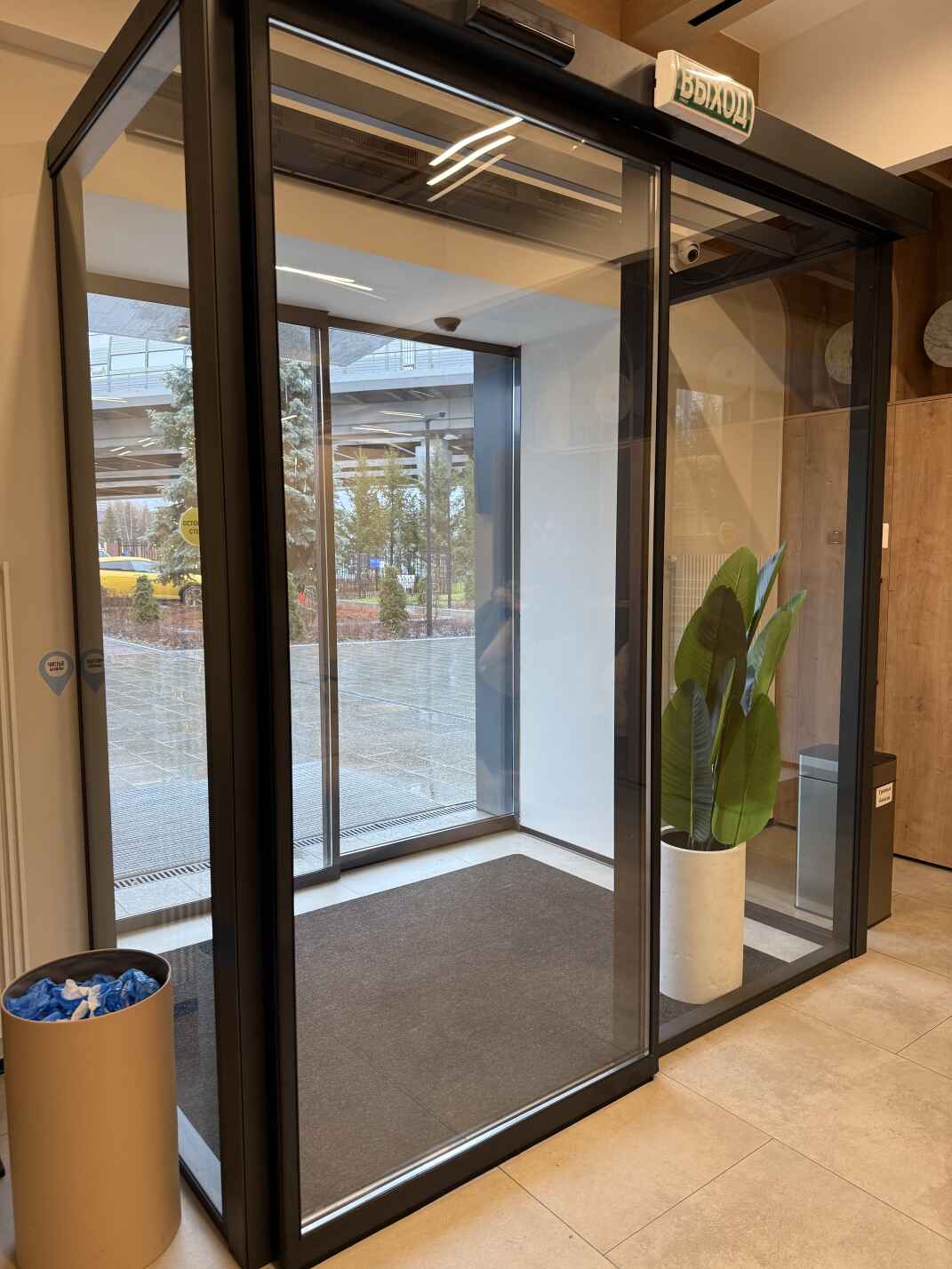 Входная группа с раздвижными автоматическими дверями