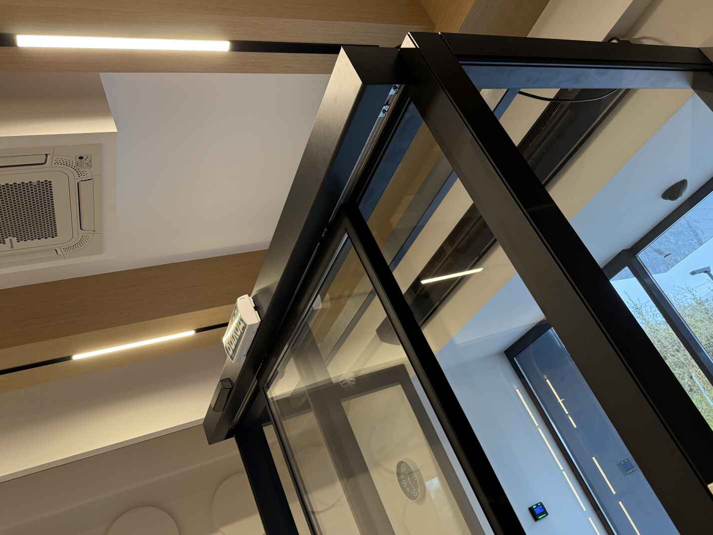 Тамбур с раздвижными автоматическими дверями