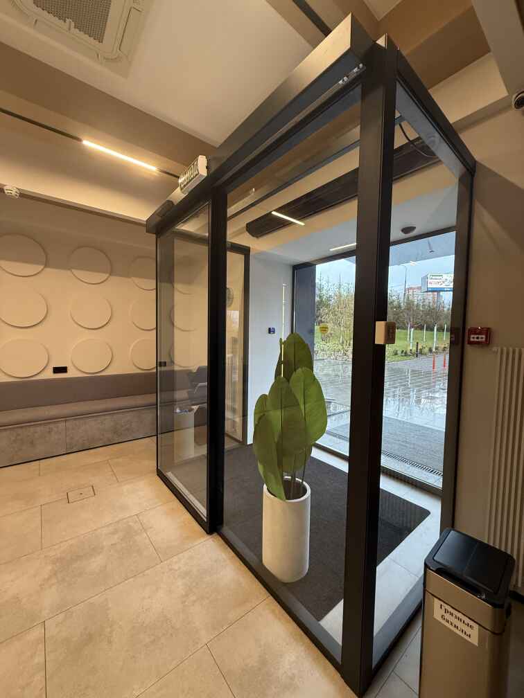 Входная группа с раздвижными дверями