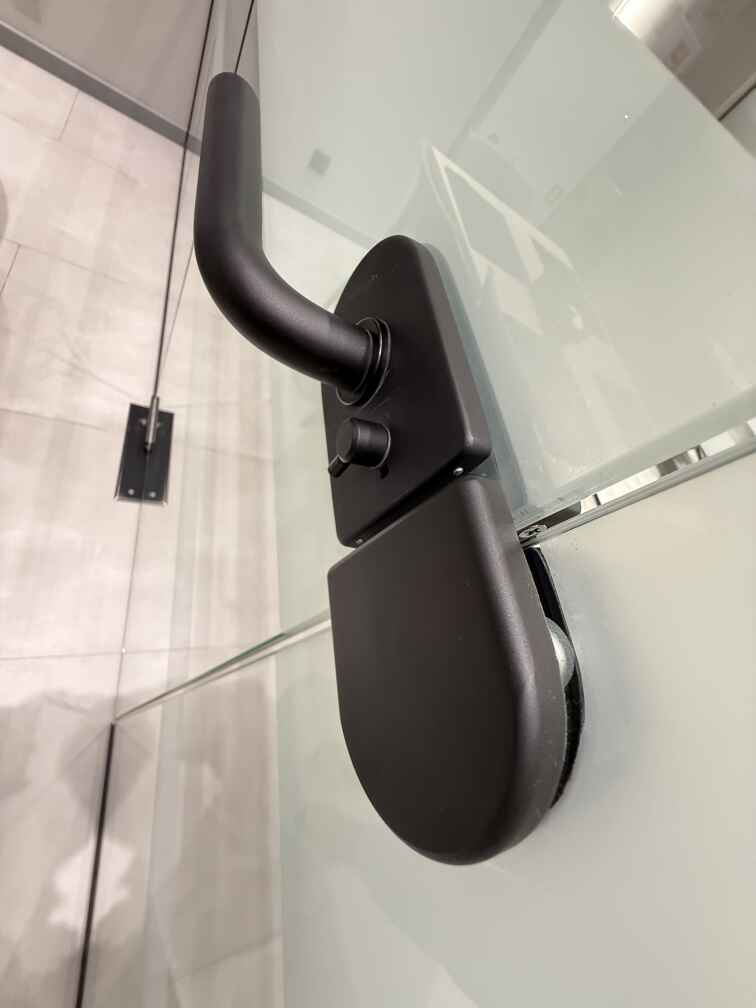 Маятниковые двери с ручкой