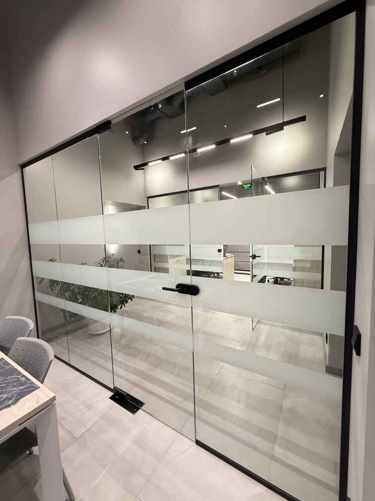 Цельностеклянные перегородки и маятниковые двери с ручкой