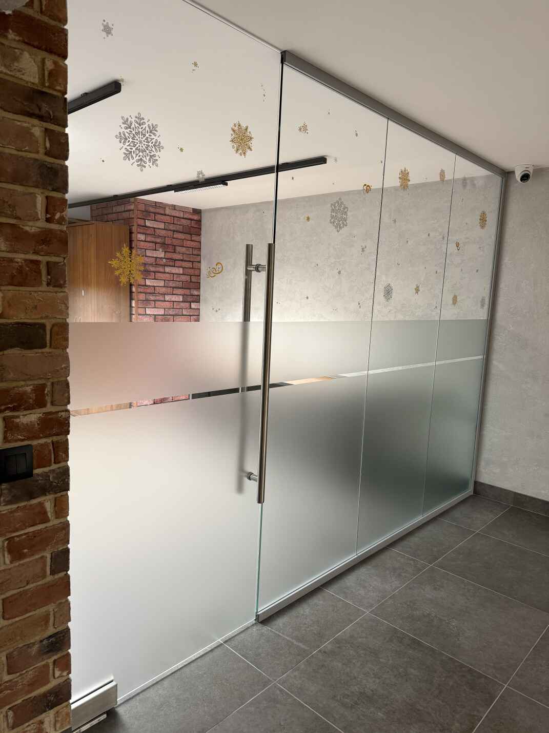 Цельностеклянные перегородки и двери