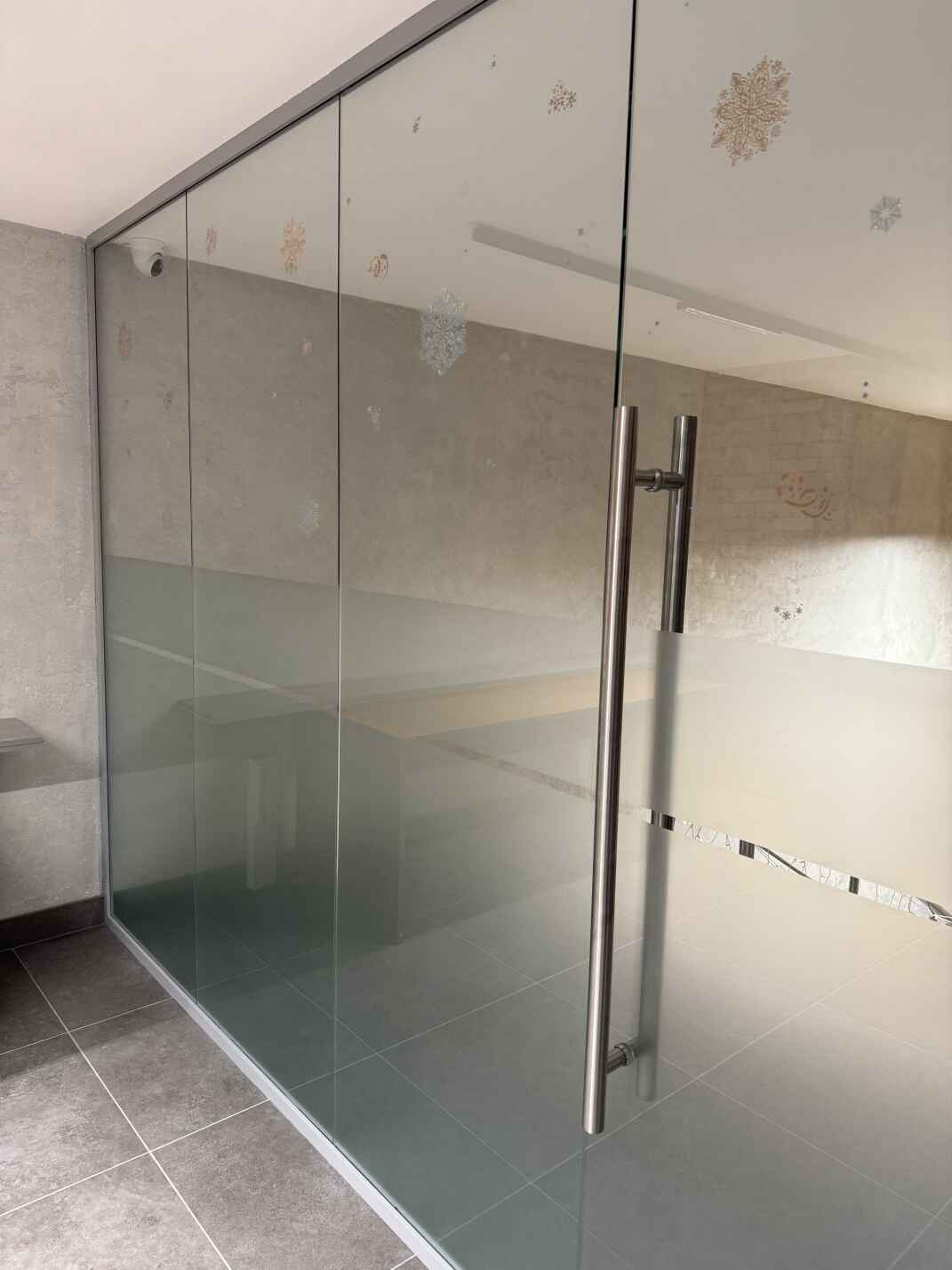 Стеклянные перегородки и маятниковые двери