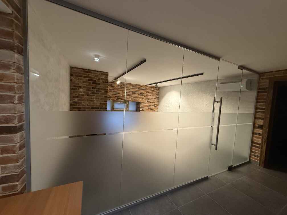 Цельностеклянные перегородки и двери с нерж. ручками