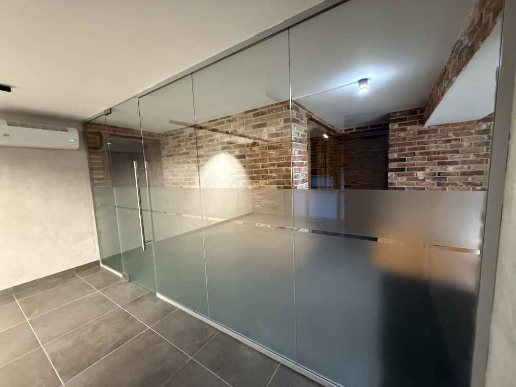 Стеклянные перегородки и двери