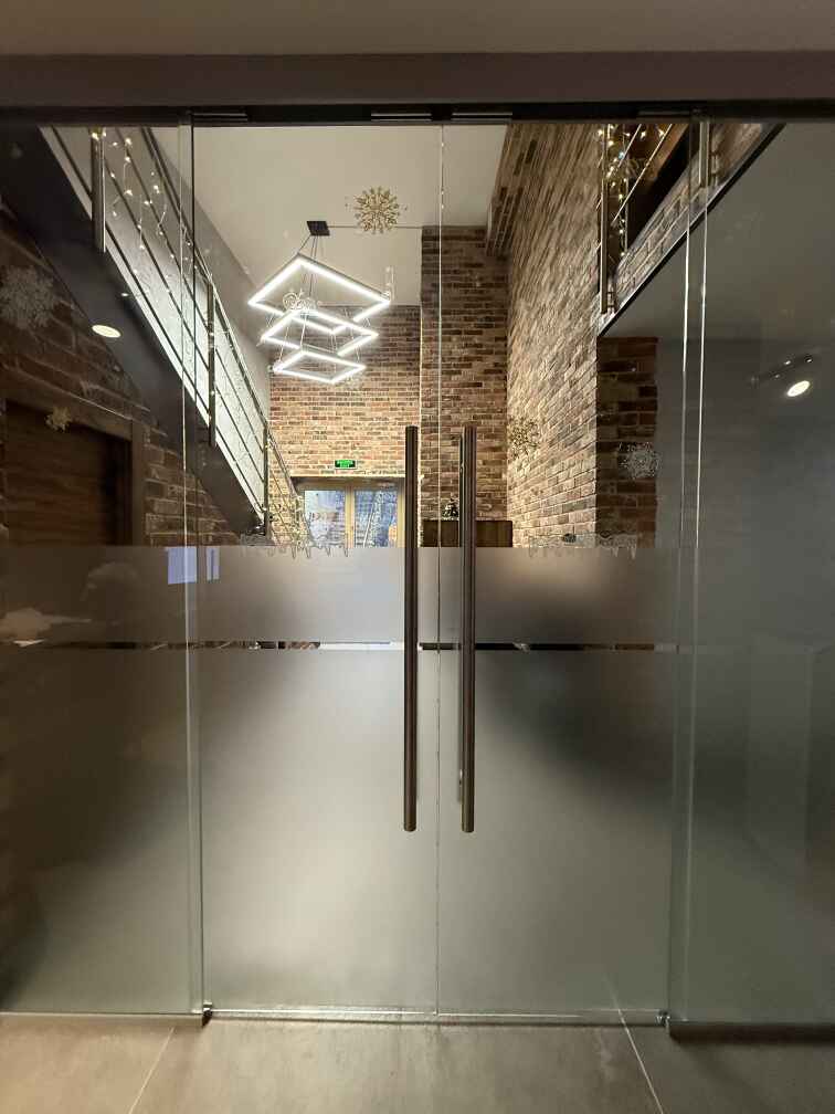 Цельностеклянные перегородки и маятниковые двери