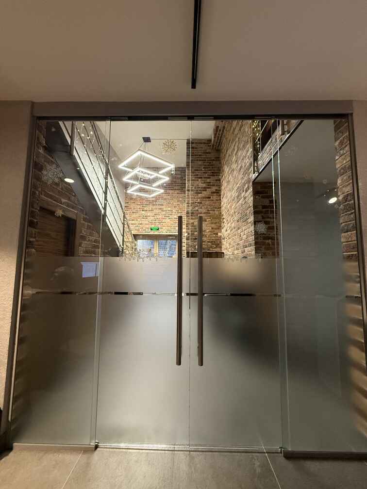 Цельностеклянные раздвижные двери