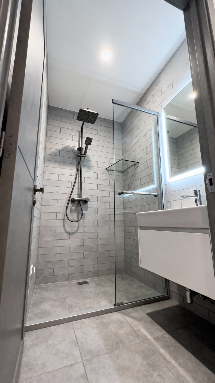 Установка стеклянных душевых перегородок