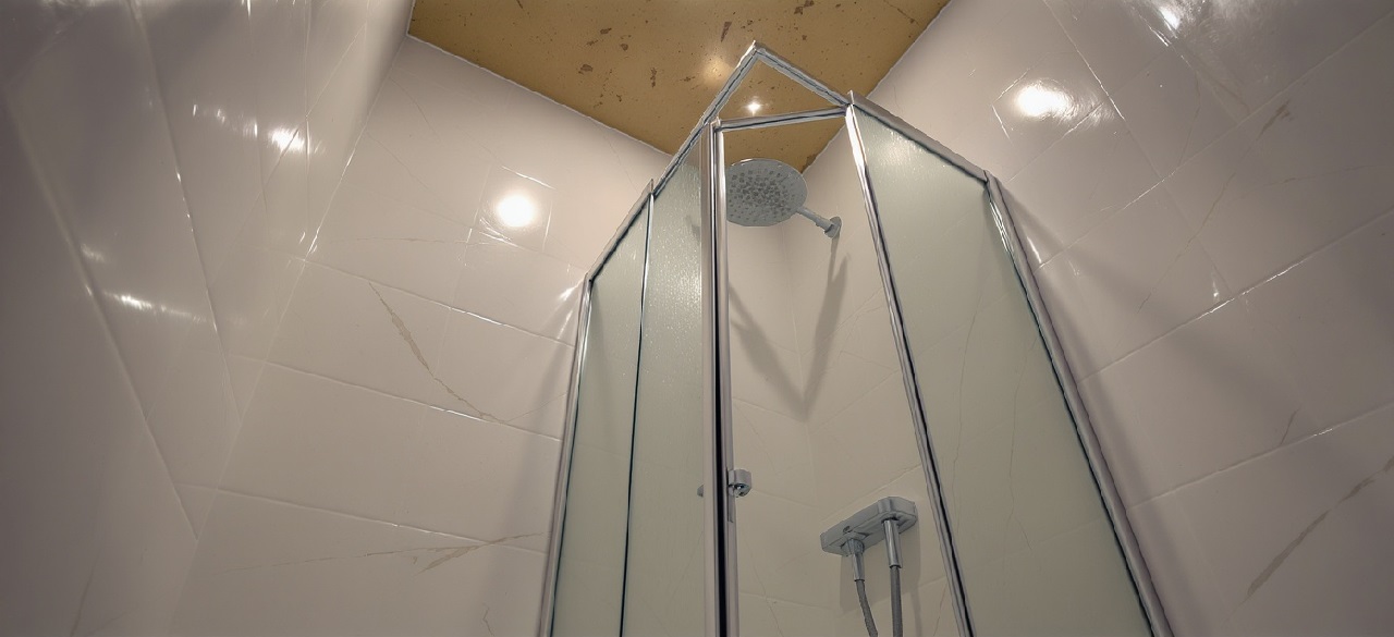 Душевая стеклянная кабина угловая