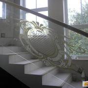 Декорирование стеклянных лестничных ограждений
