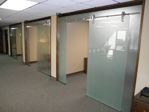 Раздвижные стеклянные двери в офисе
