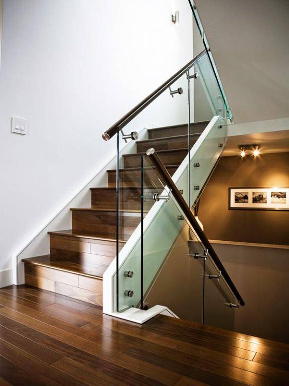 Современная лестница может стать одним из центральных декоративных  элементов дома и придать ему необходимый колорит. Гласстрой