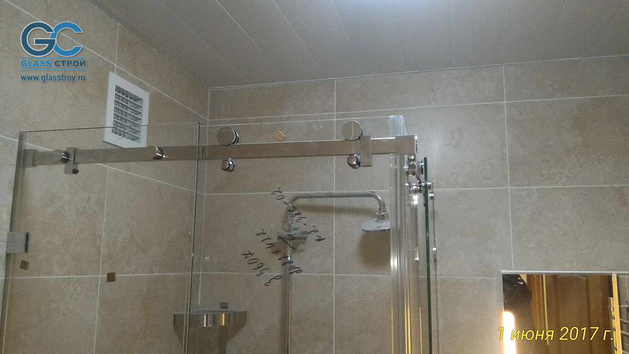 стеклянная раздвижная перегородка в душ