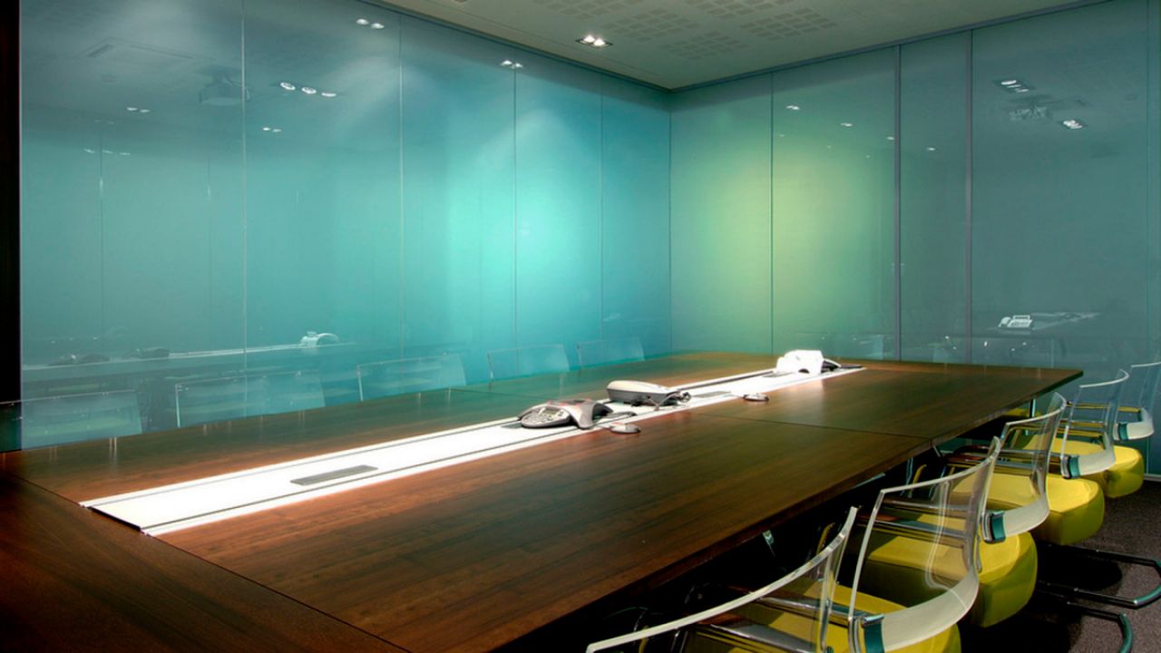 стеклянная дверь с изменяемой прозрачностью