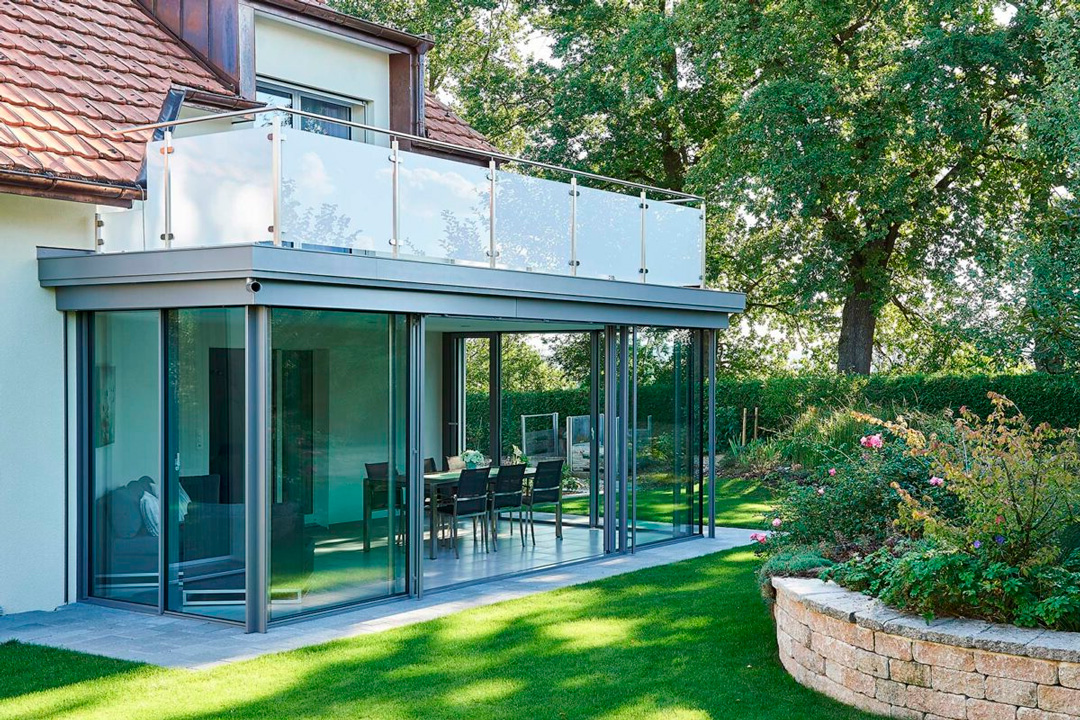 Остекление входной группы коттеджа: особенности и преимущества ...